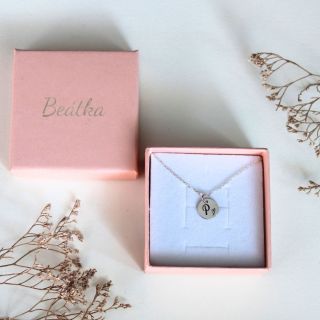 Věřím, že šperk není jen ozdoba - je to osobní talisman, který v sobě nese příběh 🤍 Vnímám sílu symbolů a významů, které...